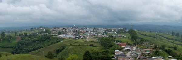 Panoramiczny Widok Miasto Filandia Quindio Wieloma Polami Zielonymi Wokół Niego — Zdjęcie stockowe