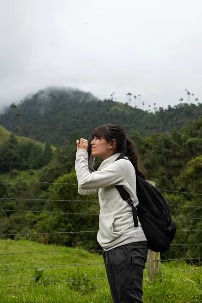 Perulu Kadın Cocora Valley Quindio Kolombiya Fotoğraf Çekiyor — Stok fotoğraf