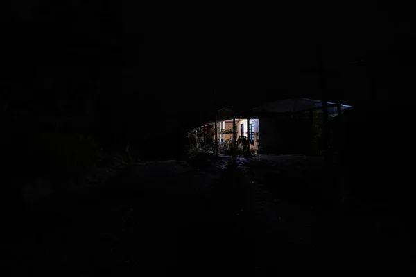 Загородный Дом Темноте Полный Плантаций Кастрюль Висящих Ранчо — стоковое фото
