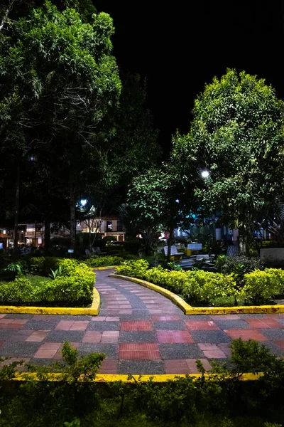Praças Vermelhas Cinzentas Com Fronteiras Amarelas Separando Jardins Dos Passeios — Fotografia de Stock
