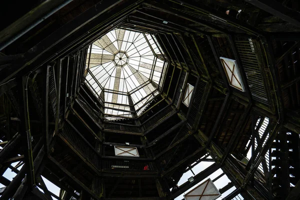 Γυάλινη Οροφή Συμμετρικά Ορθογώνια Σχήματα Ένα Πολυ Storey Ξύλινη Κατασκευή Royalty Free Φωτογραφίες Αρχείου