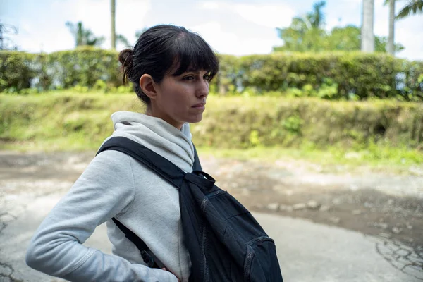 Perulu Bir Kadın Eşofman Üstü Giyer Sırt Çantasını Önüne Taşır Stok Fotoğraf