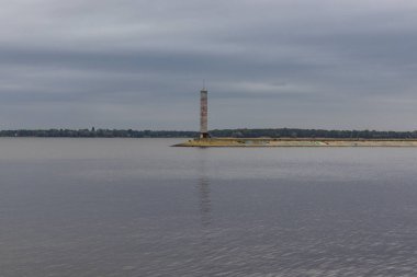 Kyiv Sarnıç Gözetleme Kulesi. Kyyivvske vodoskhovyshche. Kyiv Denizi 'ndeki deniz feneri. Dnipro Nehri Rezerv İşareti