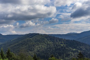 Uzhotsky 'den gelen Karpat Dağları' nın güzel panoramik manzarası Ukrayna Karpatlar Dağları 'ndaki yüksek dağları geçer. Antik Ormanlar