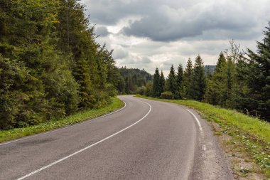 Karpat Dağları 'ndaki Eski Yol. Karpatlar 'ın manzaralı yolu. Ukrayna Karpatları