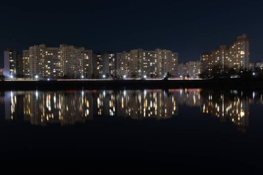 Gece Ukrayna 'nın başkenti Kyiv' de, gölde ışıkları olan bir gökyüzü. Şehir manzarası