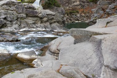 Dağ nehir taşları ile. Hızlı su mevcut. Su fotoğraf doku. Tropik duvar kağıdı gri nehirde. Rafting nehir orman içinde. Sıçratan hızlı nehir doku. Doğal su doku. Taze bahar Üstten Görünüm