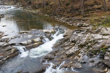 Dağ nehir taşları ile. Hızlı su mevcut. Su fotoğraf doku. Tropik duvar kağıdı gri nehirde. Rafting nehir orman içinde. Sıçratan hızlı nehir doku. Doğal su doku. Taze bahar Üstten Görünüm