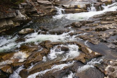Dağ nehir taşları ile. Hızlı su mevcut. Su fotoğraf doku. Tropik duvar kağıdı gri nehirde. Rafting nehir orman içinde. Sıçratan hızlı nehir doku. Doğal su doku. Taze bahar Üstten Görünüm