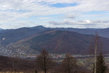 Batı Ukrayna 'daki Karpat Dağları' ndaki güzel bir dağ köyü Yaremche 'nin hava manzarası. Evler, oteller, sonbahar ormanı, kayalar. Güzel manzaralar ve doğa..