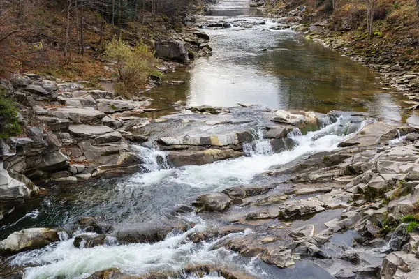 Dağ nehir taşları ile. Hızlı su mevcut. Su fotoğraf doku. Tropik duvar kağıdı gri nehirde. Rafting nehir orman içinde. Sıçratan hızlı nehir doku. Doğal su doku. Taze bahar Üstten Görünüm
