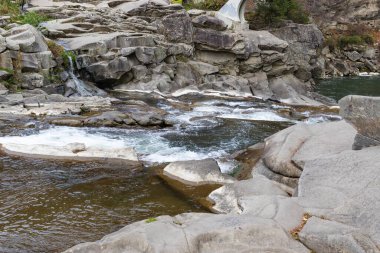 Dağ nehir taşları ile. Hızlı su mevcut. Su fotoğraf doku. Tropik duvar kağıdı gri nehirde. Rafting nehir orman içinde. Sıçratan hızlı nehir doku. Doğal su doku. Taze bahar Üstten Görünüm