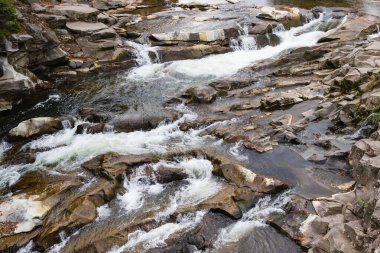 Dağ nehir taşları ile. Hızlı su mevcut. Su fotoğraf doku. Tropik duvar kağıdı gri nehirde. Rafting nehir orman içinde. Sıçratan hızlı nehir doku. Doğal su doku. Taze bahar Üstten Görünüm
