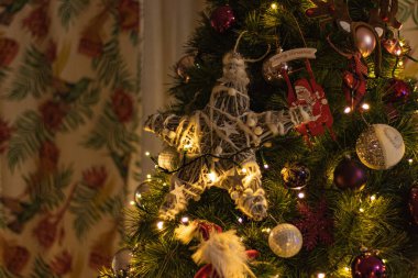 Oturma odasındaki harika oyuncaklarla Noel ağacını kapat. Evde.