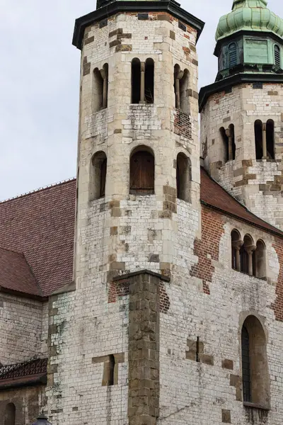 Romen taş kuleleri ve yeşil kubbesi olan bir ortaçağ kilisesi. Zamansız mimari bir dönüm noktası