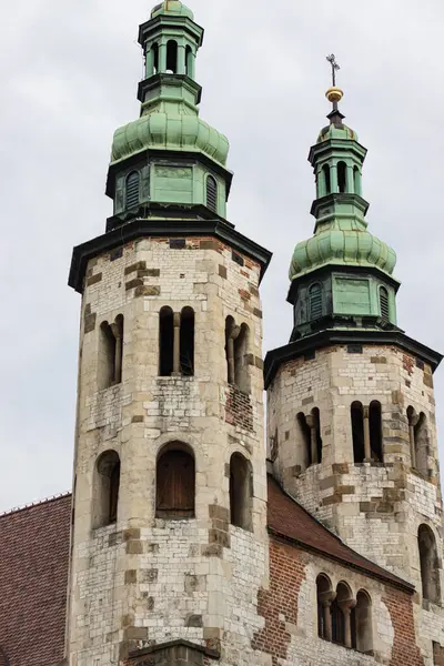 Romen taş kuleleri ve yeşil kubbesi olan bir ortaçağ kilisesi. Zamansız mimari bir dönüm noktası