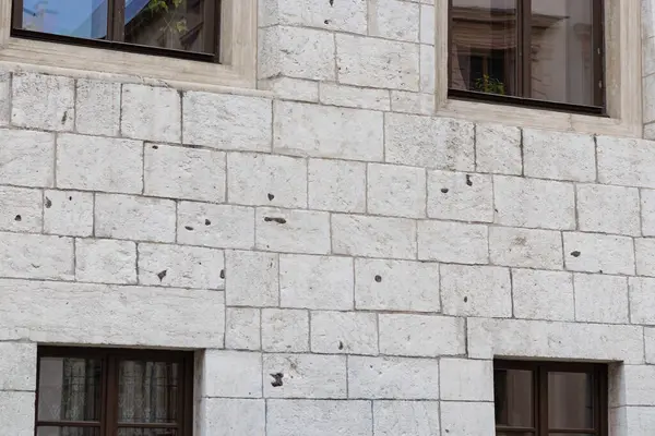 Pencereli tarihi bir tuğla cephesi. Ortaçağ işçiliğinin güzel bir örneği.