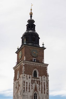 Bu yüksek çözünürlüklü resim Polonya 'nın Krakow kentindeki St. Marys Bazilikası' nın ikonik kulelerini gösteriyor. Kırmızı tuğla cephesi, gotik detaylar, ve asırlık kulelerin altını çizmek