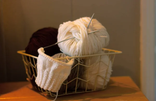 Close Woolen Yarn Knitting Needles Basket Wooden Table — Stock Photo, Image