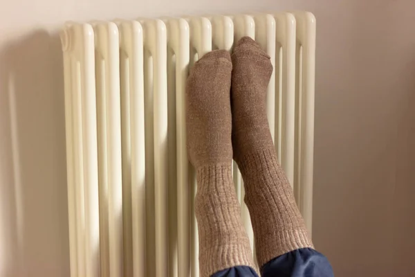 Ayaklar Sıcak Çorapların Içinde Odadaki Isıtıcı Kaloriferin Yanında Isıtma Isı — Stok fotoğraf
