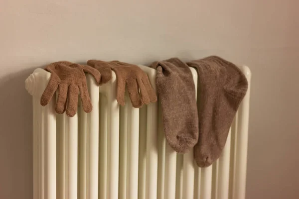 Odadaki Radyatörde Sıcak Çoraplar Eldivenler Var Isıtma Isı Koruma Tasarruf — Stok fotoğraf