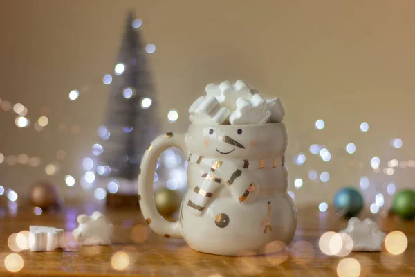 Чашка Снеговика Наполненная Белыми Зефирными Снежинками Столе Фоне Рождественской Елки — стоковое фото