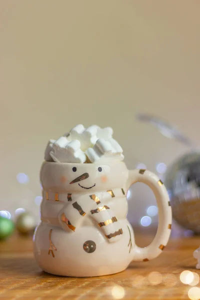 Nahaufnahme Einer Schneemanntasse Mit Weißen Marshmallow Schneeflocken Auf Einem Tisch — Stockfoto
