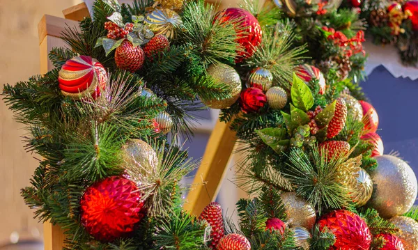 Coroa Ramos Abeto Verde Com Ornamentos Natal Rua Livre Festivo — Fotografia de Stock