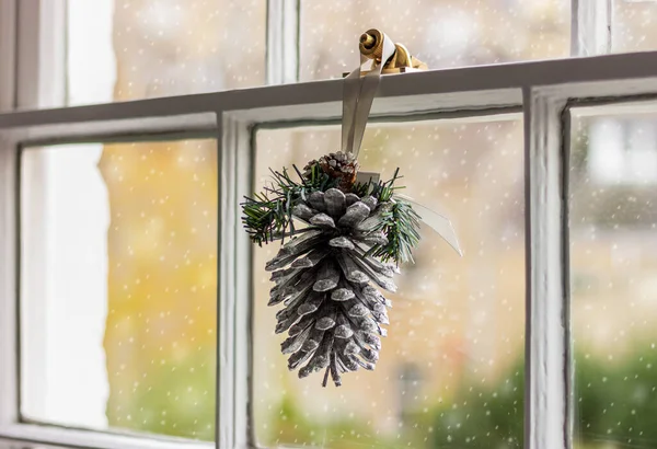 Decoração Férias Natal Grande Cone Prata Pendura Quarto Janela Close — Fotografia de Stock