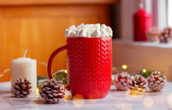 Rote Tasse Mit Weißem Eibisch Auf Dem Tisch Winterferien Weihnachten — Stockfoto