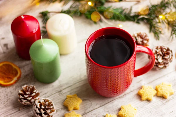 Heißgetränk Einer Roten Tasse Neben Keksen Und Kerzen Auf Dem — Stockfoto