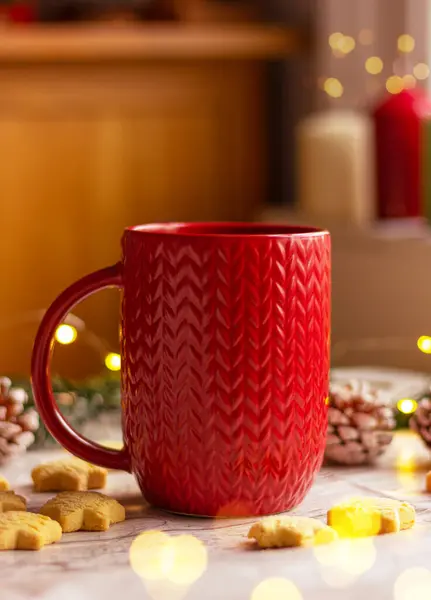 Закройте Красную Чашку Вязаным Узором Столе Зимние Праздники Рождество Новый — стоковое фото