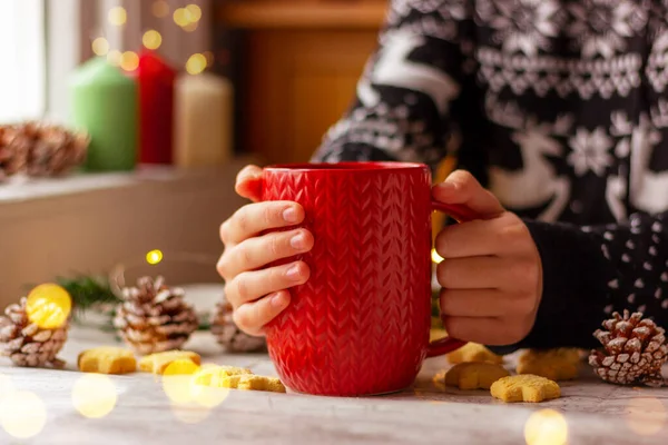 Eine Junge Frau Schwarzen Pullover Mit Weihnachtlichem Wintermuster Hält Tisch — Stockfoto