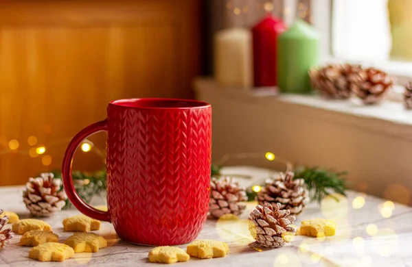 Eine Rote Tasse Mit Strickmuster Auf Dem Tisch Neben Dem — Stockfoto