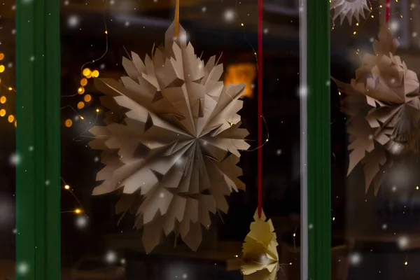 Karácsonyi Barna Kraft Papír Hópihe Dekoráció Ablakban Téli Utcai Dekorációk — Stock Fotó