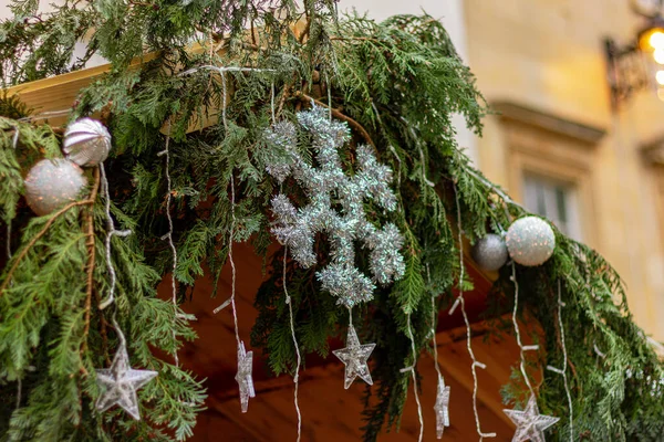 Świąteczne Girlandy Płatki Śniegu Dekoracji Dachu Drewnianego Domu Blisko Zima — Zdjęcie stockowe