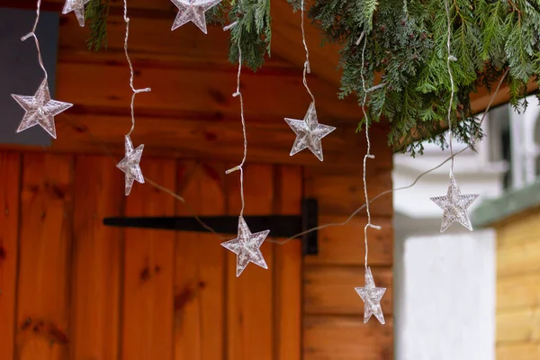 Zamknąć Girlandę Świąteczną Światła Gwiazd Dachu Drewnianego Domu Zima Nowy — Zdjęcie stockowe