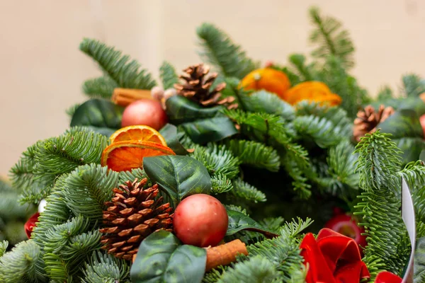크리스마스 전나무 가지의 오렌지와 솔방울 클로즈업 축제의 — 스톡 사진