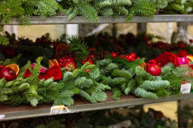 02 Aralık 2022, Bath, İngiltere, İngiltere. Mağazanın yanındaki raflarda satılık Noel çelenkleri var.