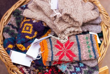 Çarşıda renkli örülmüş kışlık giysiler ve aksesuarlar.