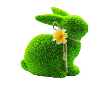 Paskalya tavşanı heykelciğinin beyaz arka planda bir çiçeği var. Yapay ottan yapılmış yeşil tüylü tavşan..