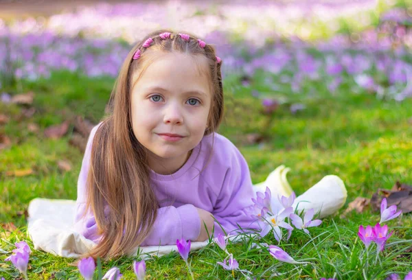 Retrato Uma Menina Bonita Parque Primavera Entre Flores — Fotografia de Stock