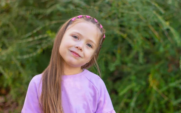 Porträt Eines Niedlichen Kleinen Mädchens Mit Langen Haaren Auf Einem — Stockfoto