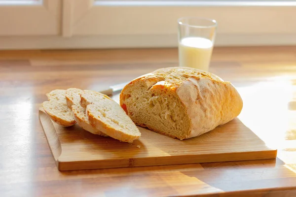 Świeży Biały Chleb Szklanka Mleka Drewnianym Stole Kuchni — Zdjęcie stockowe
