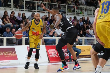 David Logan - Givova Scafati İtalya Basketbol Şampiyonası Dolomiti Energia Trentino 'ya karşı Givova Scafati maçında 30 Ekim 2022' de İtalya 'nın Trento kentindeki BLM Group Arena' da top oynadı.