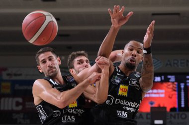 Mattia Udom - Dolomiti Energia Trentino ve Diego Flaccadori - Dolomiti Energia Trentino İtalya Basketbol Şampiyonası Dolomiti Energia Trentino 'nun Givova Scafati' ye karşı Trento, İtalya 'daki BLM Group Arena' da oynadığı maçta toparlandılar. 