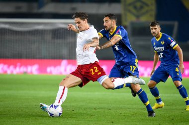 İtalyan futbolcu Nicolo Zaniolo Verona 'dan Federico Ceccherini' ye karşı İtalya 'nın Verona kentindeki Marcantonio Bentegodi Stadyumu' nda oynanan İtalyan Serie A karşılaşmasında Hellas Verona FC - Fotoğraf: Ettore Griffon