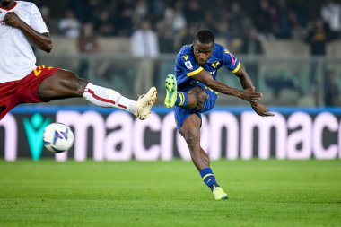 Verona 'dan Yayah Kallon, İtalya' nın Verona kentindeki Marcantonio Bentegodi Stadyumu 'nda oynanan Hellas Verona FC maçında gol atmaya çalışıyor.