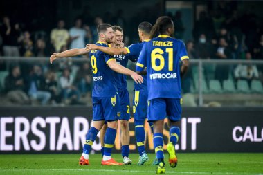Verona 'dan Pawel Dawidowicz, İtalya' nın Verona kentindeki Marcantonio Bentegodi Stadyumu 'nda oynanan Hellas Verona FC maçında takım arkadaşlarıyla gol attıktan sonra kutluyor.