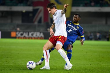 İtalyan futbol takımı Serie A 'da Verona' dan Martin Hongla 'ya karşı mücadele eden Romalı Nicolo Zaniolo, 31 Ekim 2022' de İtalya 'nın Verona kentindeki Marcantonio Bentegodi Stadyumu' nda Hellas Verona FC 'ye karşı AS Roma maçında görülüyor.
